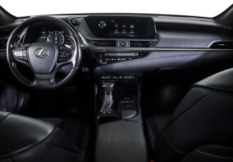 Подержанный автомобиль Lexus ES 2019 года (12 фото)
