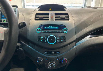 Подержанный автомобиль Chevrolet Spark 2011 года (16 фото)