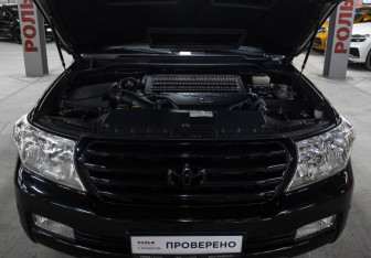 Подержанный автомобиль Toyota Land Cruiser Suv 2008 года (9 фото)