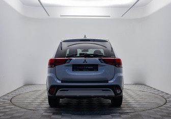 Подержанный автомобиль Mitsubishi Outlander 2019 года (6 фото)