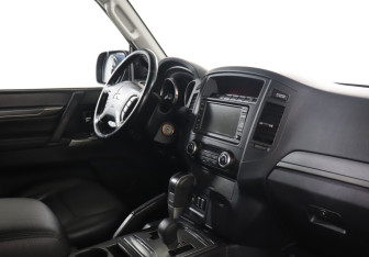 Подержанный автомобиль Mitsubishi Pajero 2012 года (9 фото)