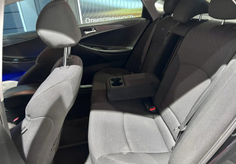 Подержанный автомобиль Hyundai Sonata 2012 года (16 фото)