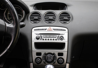 Подержанный автомобиль Peugeot 308 Hatchback 2009 года (15 фото)