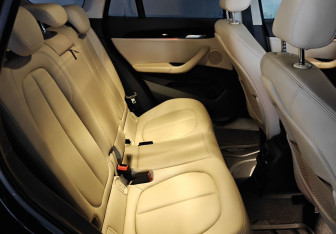 Подержанный автомобиль BMW X1 2015 года (18 фото)