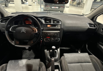 Подержанный автомобиль Citroen C4 Hatchback 2011 года (10 фото)