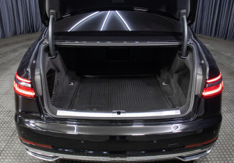 Подержанный автомобиль Audi A8 2018 года (10 фото)