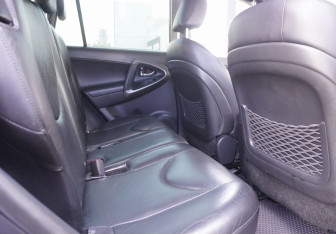 Подержанный автомобиль Toyota RAV4 2010 года (10 фото)