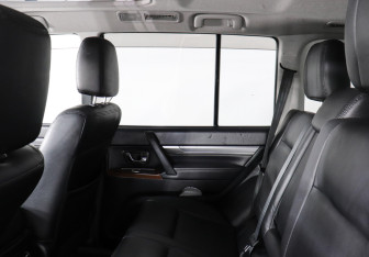 Подержанный автомобиль Mitsubishi Pajero 2011 года (12 фото)
