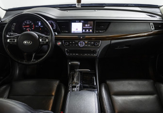 Подержанный автомобиль Kia K7 2017 года (15 фото)