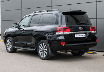Подержанный автомобиль Toyota Land Cruiser Suv 2017 года (7 фото)