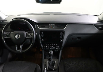Подержанный автомобиль Skoda Octavia Liftback 2019 года (12 фото)