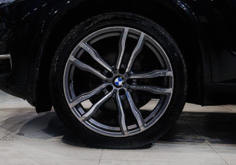 Подержанный автомобиль BMW X5 2017 года (30 фото)
