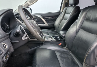 Подержанный автомобиль Mitsubishi Pajero Sport 2017 года (10 фото)