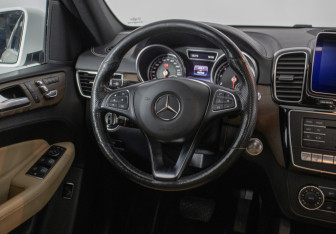 Подержанный автомобиль Mercedes-Benz GLE 2015 года (15 фото)