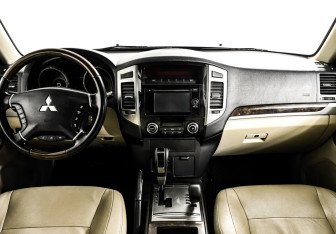 Подержанный автомобиль Mitsubishi Pajero 2017 года (11 фото)