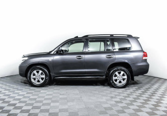 Подержанный автомобиль Toyota Land Cruiser Suv 2010 года (3 фото)