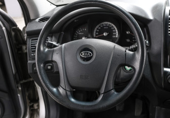 Подержанный автомобиль Kia Sportage 2006 года (17 фото)