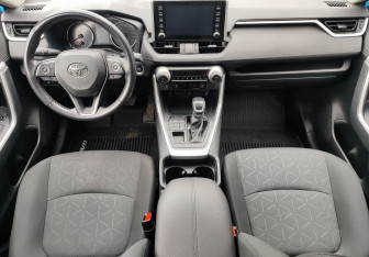 Подержанный автомобиль Toyota RAV4 2021 года (10 фото)