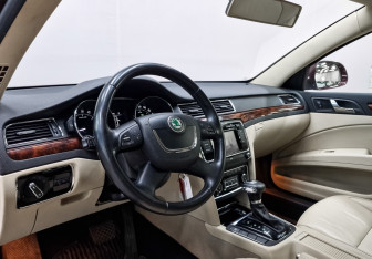 Подержанный автомобиль Skoda Superb Liftback 2012 года (15 фото)