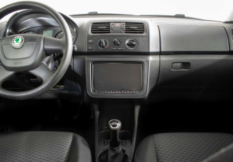 Подержанный автомобиль Skoda Fabia Hatchback 2012 года (11 фото)