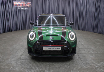 Подержанный автомобиль MINI Hatch 2021 года (2 фото)