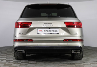 Подержанный автомобиль Audi Q7 2016 года (6 фото)