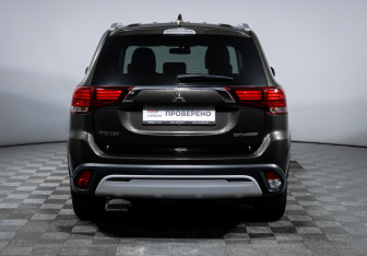 Подержанный автомобиль Mitsubishi Outlander 2019 года (6 фото)