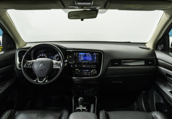 Подержанный автомобиль Mitsubishi Outlander 2017 года (13 фото)