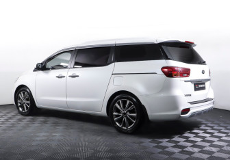 Подержанный автомобиль Kia Carnival 2020 года (7 фото)