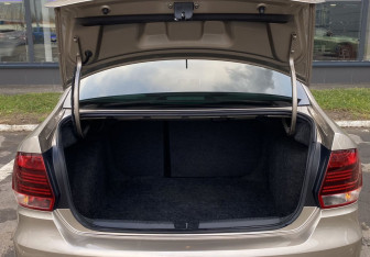 Подержанный автомобиль Volkswagen Polo Sedan 2018 года (10 фото)