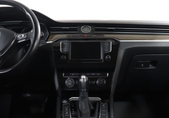 Подержанный автомобиль Volkswagen Passat Sedan 2017 года (14 фото)