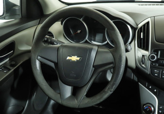 Подержанный автомобиль Chevrolet Cruze Sedan 2014 года (14 фото)
