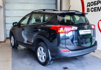 Подержанный автомобиль Toyota RAV4 2012 года (6 фото)
