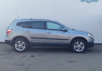 Подержанный автомобиль Nissan Qashqai+2 2010 года (4 фото)