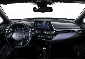 Подержанный автомобиль Toyota C-HR 2020 года (17 фото)