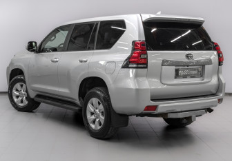 Подержанный автомобиль Toyota Land Cruiser Prado 2019 года (7 фото)