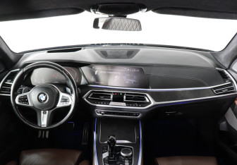 Подержанный автомобиль BMW X7 2022 года (10 фото)