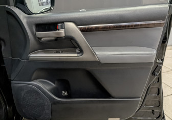 Подержанный автомобиль Toyota Land Cruiser Suv 2010 года (24 фото)