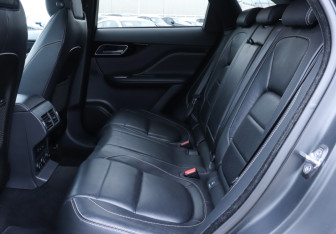 Подержанный автомобиль Jaguar F-Pace 2017 года (10 фото)