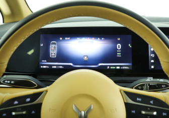 Подержанный автомобиль Voyah Dream 2023 года (11 фото)