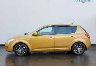 Подержанный автомобиль Kia Ceed Hatchback 2009 года (8 фото)
