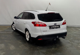 Подержанный автомобиль Ford Focus Wagon 2012 года (6 фото)