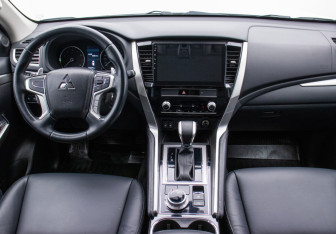 Подержанный автомобиль Mitsubishi Pajero Sport 2020 года (14 фото)