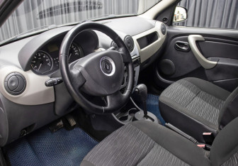 Подержанный автомобиль Renault Logan Sedan 2010 года (15 фото)