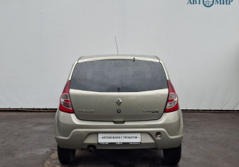 Подержанный автомобиль Renault Sandero 2011 года (6 фото)