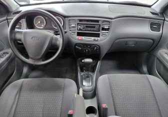 Подержанный автомобиль Kia Rio Sedan 2006 года (11 фото)