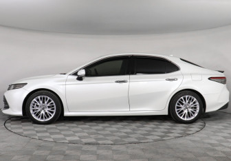 Подержанный автомобиль Toyota Camry Sedan 2019 года (8 фото)