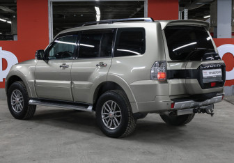 Подержанный автомобиль Mitsubishi Pajero 2017 года (7 фото)
