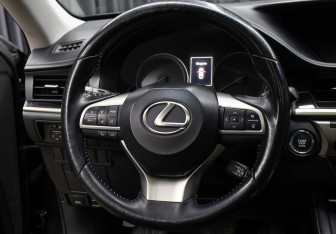 Подержанный автомобиль Lexus ES 2016 года (16 фото)