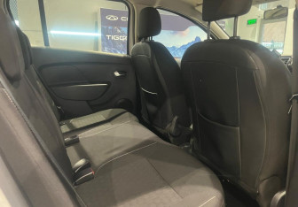 Подержанный автомобиль Renault Sandero 2015 года (12 фото)